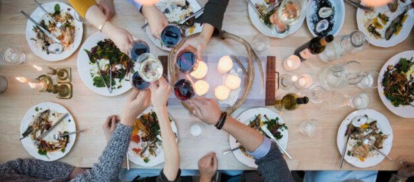 Για να ξέρετε τι να αποφύγετε: Αυτά είναι τα χειρότερα λάθη που κάνει ένας οικοδεσπότης σύμφωνα με τους καλεσμένους